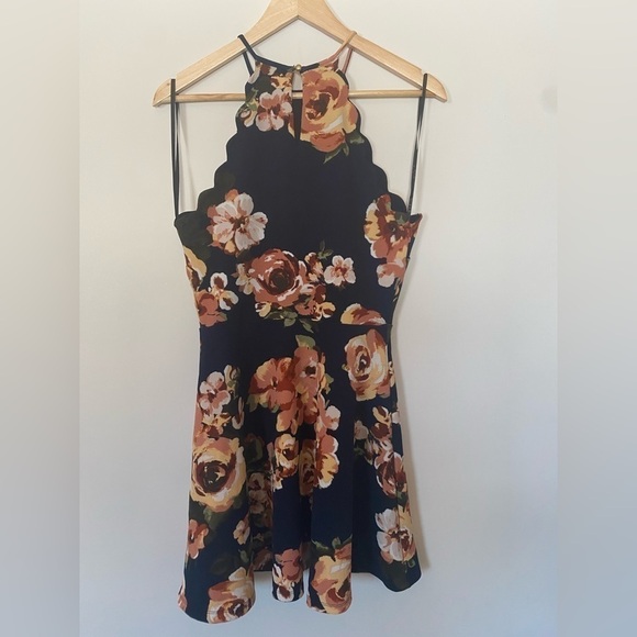 Altar’s state floral scalloped dress - Picture 5 of 8